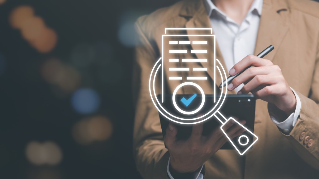 Anonieme man vinkt een checklijst af.